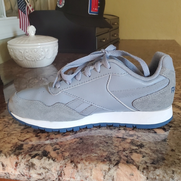 Classic Reebok Sneakers - Picture 4 of 8